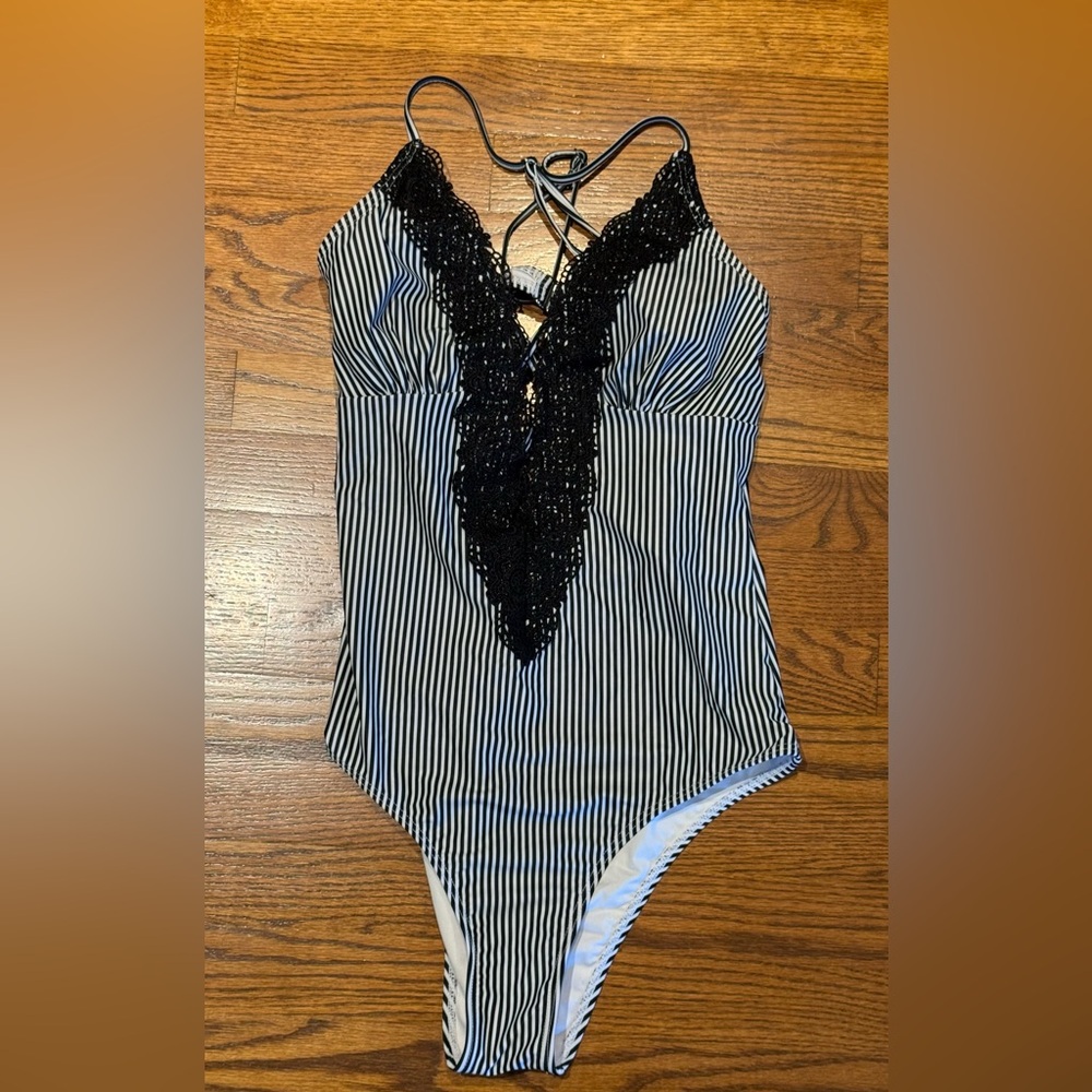 CUPSHE Striped Black & White One-Piece Swimsuit with Crochet V-Neck New Large